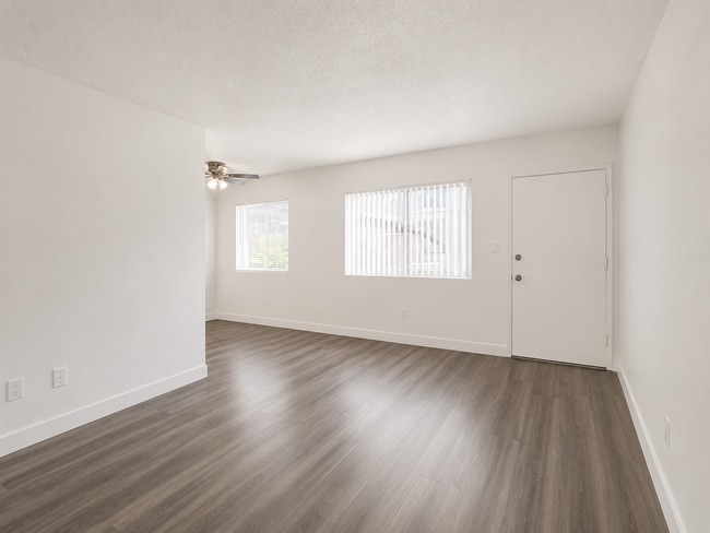 Photo - 14800 Chadron Ave