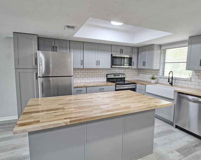 Building Photo - 28160 Pine Haven Way Unit 38