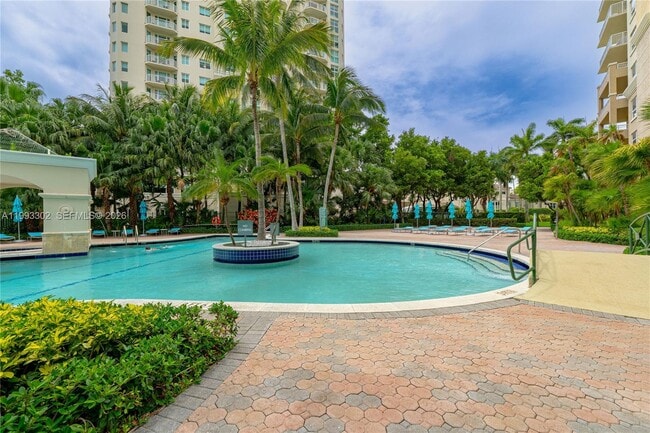 Building Photo - 19501 W Country Club Dr Unit 1011