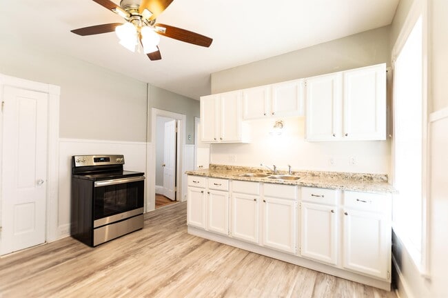 Photo - 642 Maple St