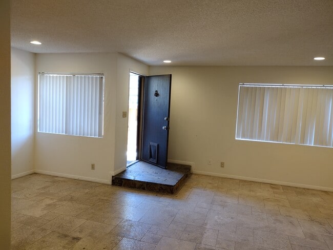 Building Photo - 8435 Burnet Ave Unit 201 Rental