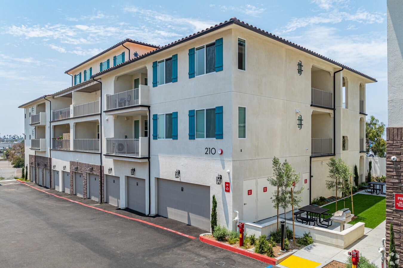 Commodore - Commodore Apartments