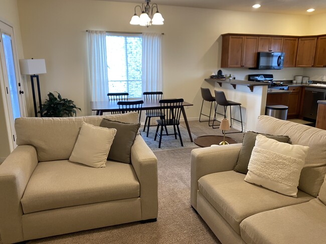 Dining/Living Area - 1177 Northfield Rd Casa Adosada