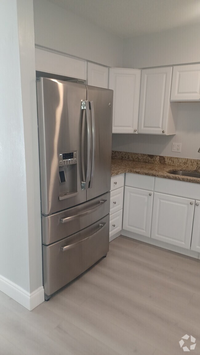 Building Photo - 1560 Colonial Blvd Unit 133 Rental
