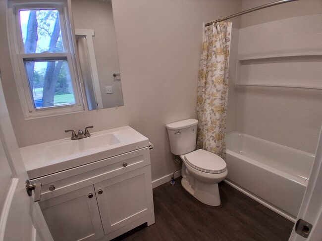 Full bath - 517 Lagrange St Unit 2