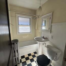 Photo - 1 Br / 1 Ba Historical Apartment in a Beau... Unit #4