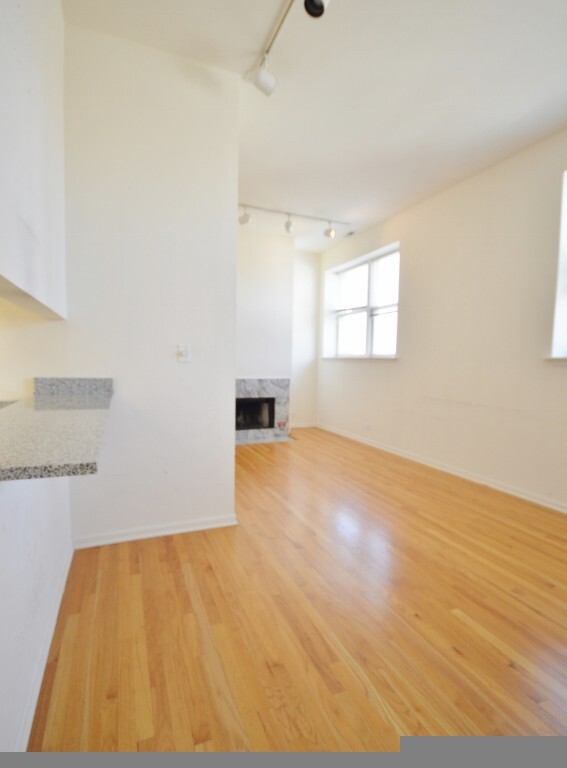 Building Photo - 3255 N Sheffield Ave Unit 306