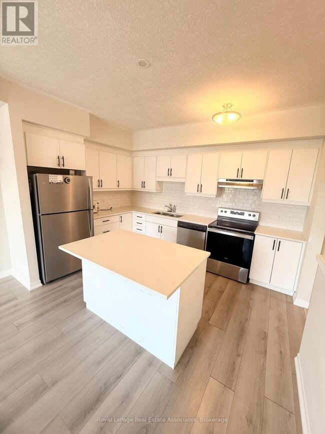 Photo - 261 Woodbine Ave