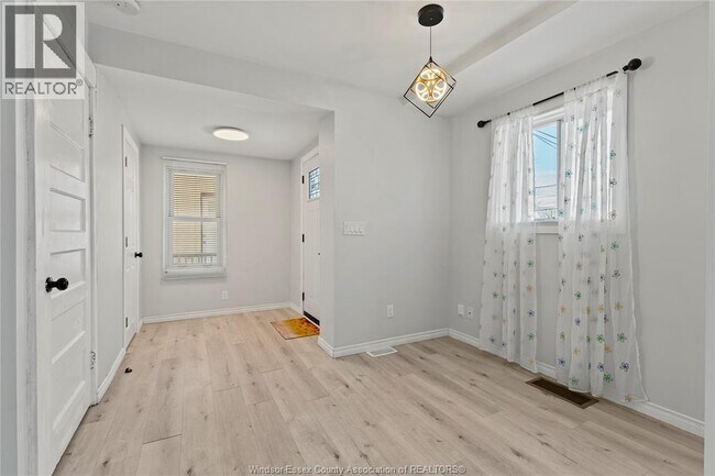 Photo - 1581 Bruce Ave