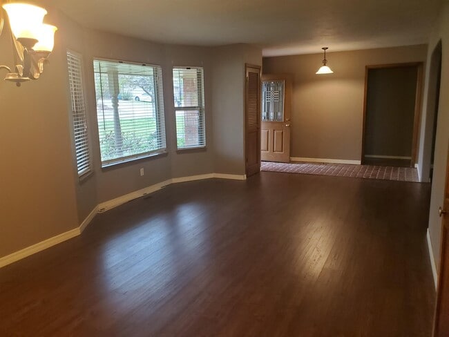 Photo - 912 E 10th St