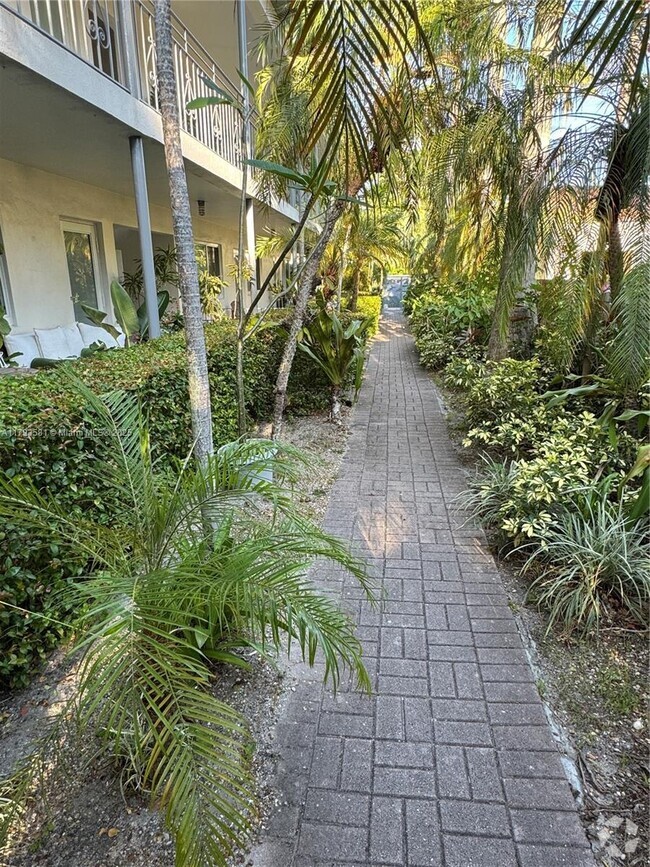 Building Photo - 4780 Pine Tree Dr Unit 2 Rental