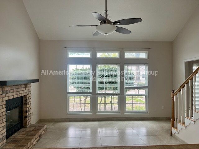 Photo - 366 Canterbury Cir NW