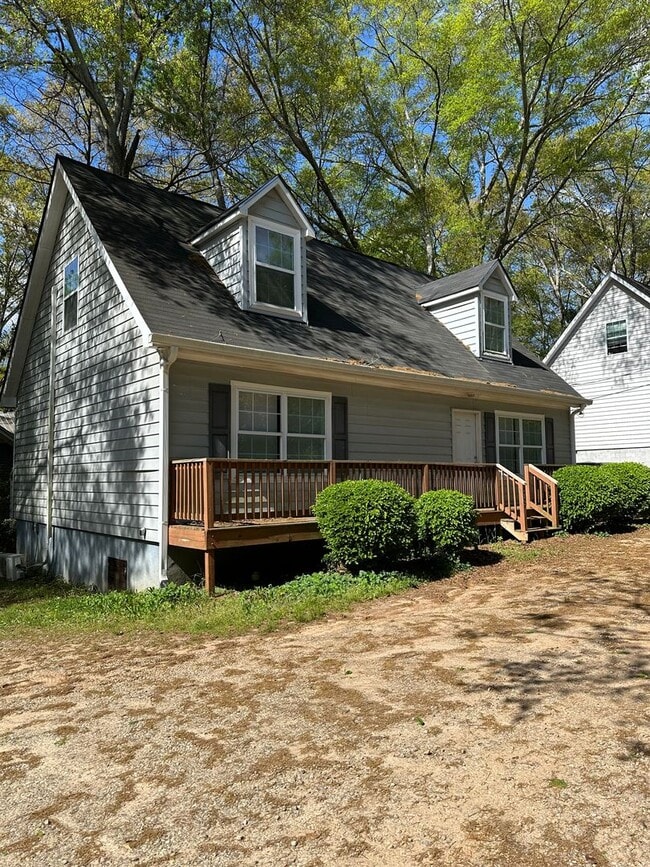 Photo - Large 4 bedroom home near Campus- Pre Lease for August 1st 2026