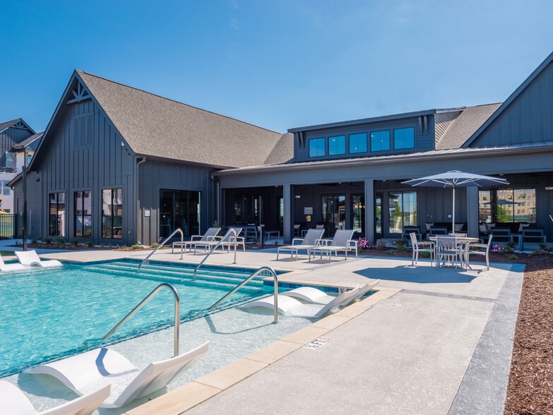 Resort-style Pool and Outdoor Lounge Area- The Flats at Crosspointe