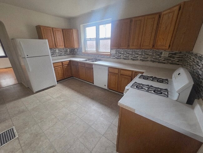 Building Photo - 3147 Evergreen Ave Unit 1