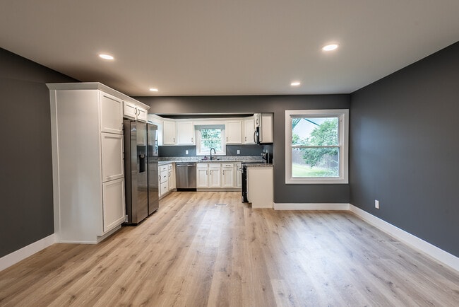 Photo - 120 College Street Rd