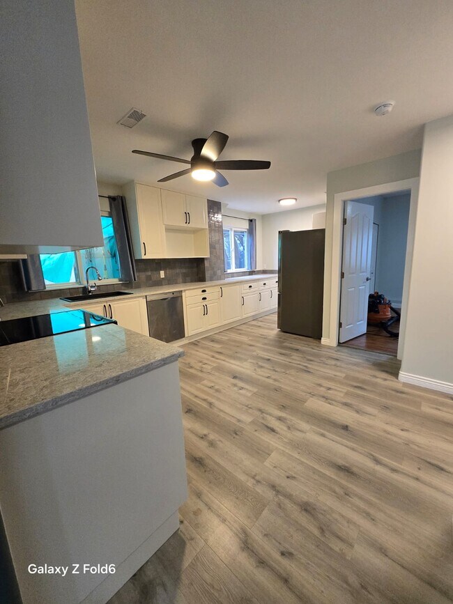 Photo - 12582-12224 224 St