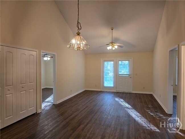 Photo - 585 Rushing St