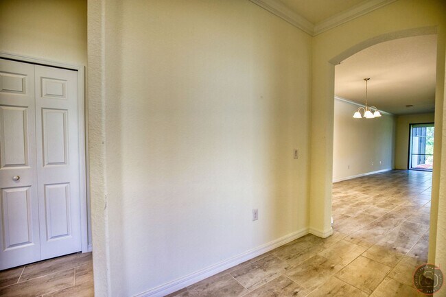 Photo - Annual Unfurnished Rental: 2 Bedrooms plus...