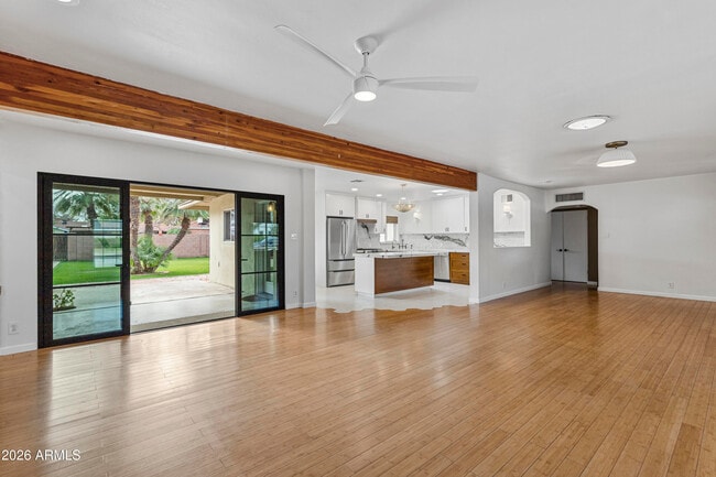 Building Photo - 4213 E Lewis Ave