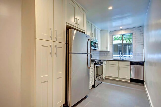 Building Photo - 1623 N Formosa Ave Rental
