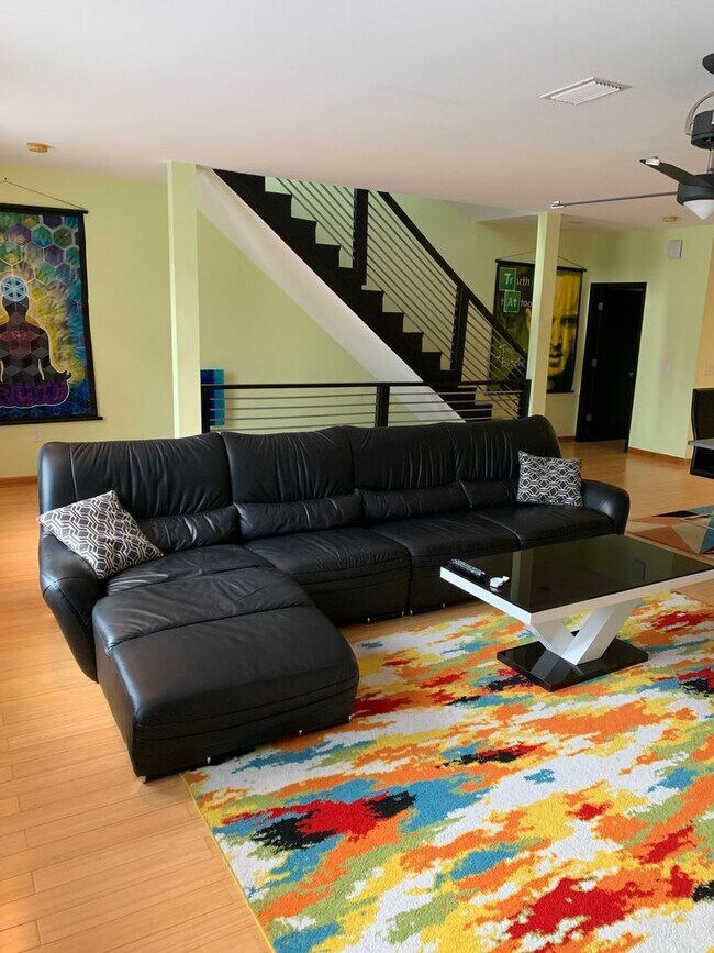 Photo - Amazing Non-Furnished 3 story contemporary...