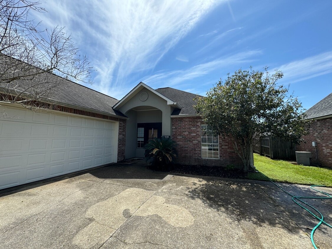 Must see this Beautiful 3/2 Home off Blueb... - Must see this Beautiful 3/2 Home off Blueb...
