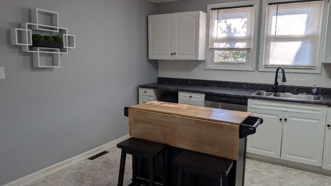 Photo - 502 E State Ave