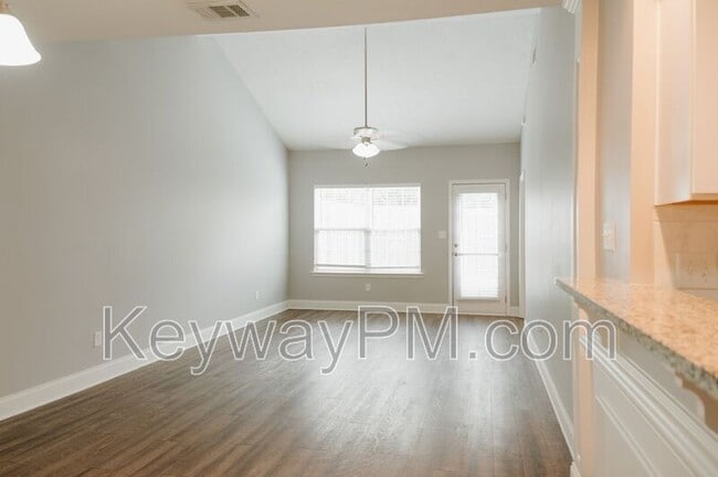 Photo - 1011 Coveside Trl