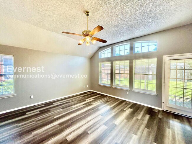 Photo - 3 Bed, 2 Bath with Fenced Yard & Garage / Pet-Friendly / Available Now!