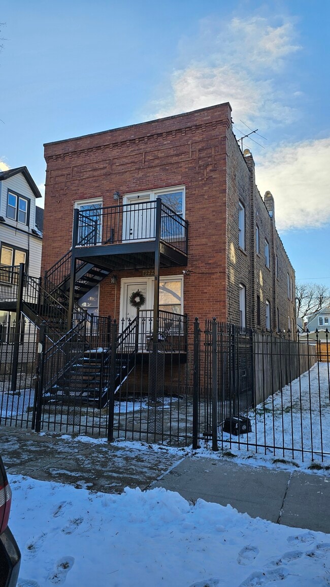 Building Photo - 4225 W Augusta Blvd Unit 2F