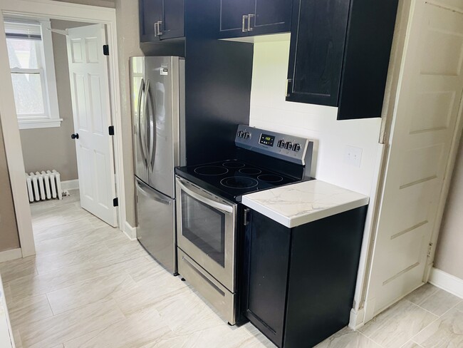 Kitchen Appliances - 615 4th Ave NE Unit 1