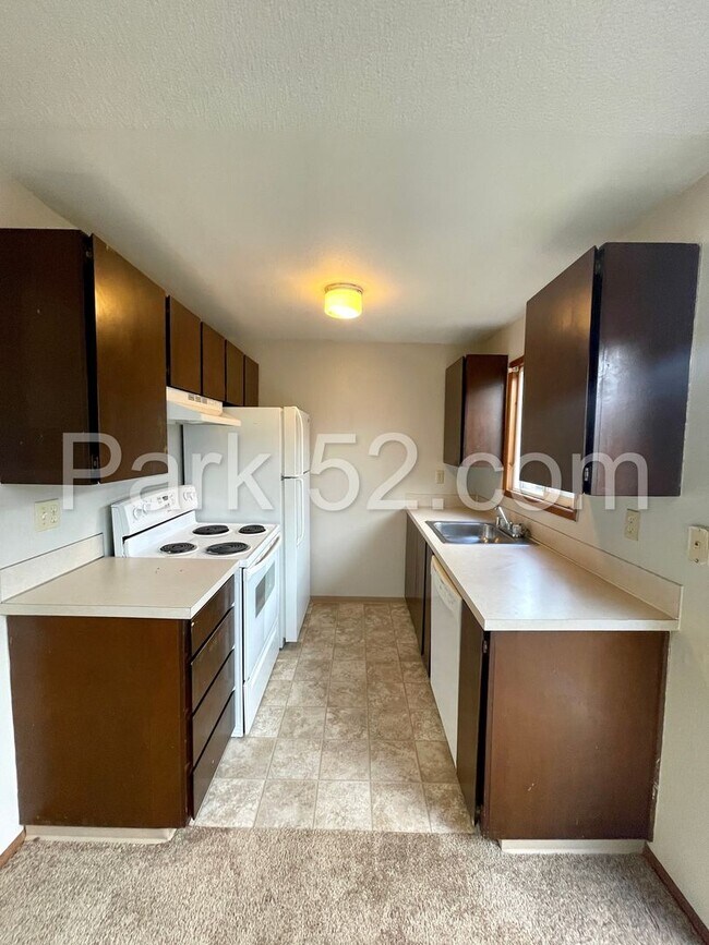 Photo - 631 N Fife St Unit #01