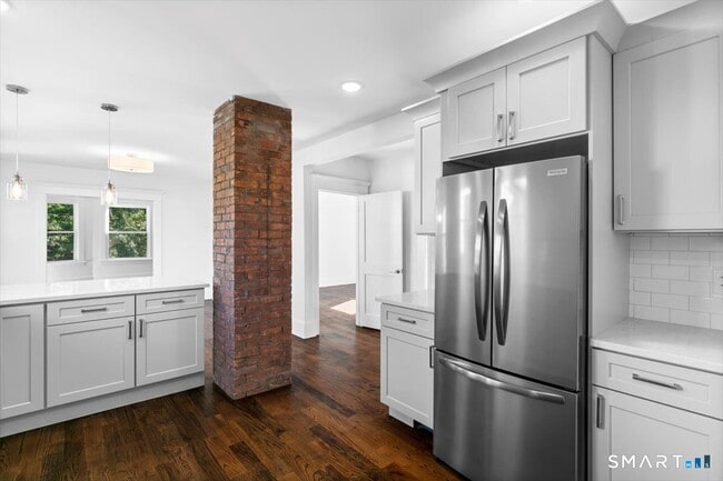 Building Photo - 954 Elm St Unit 2