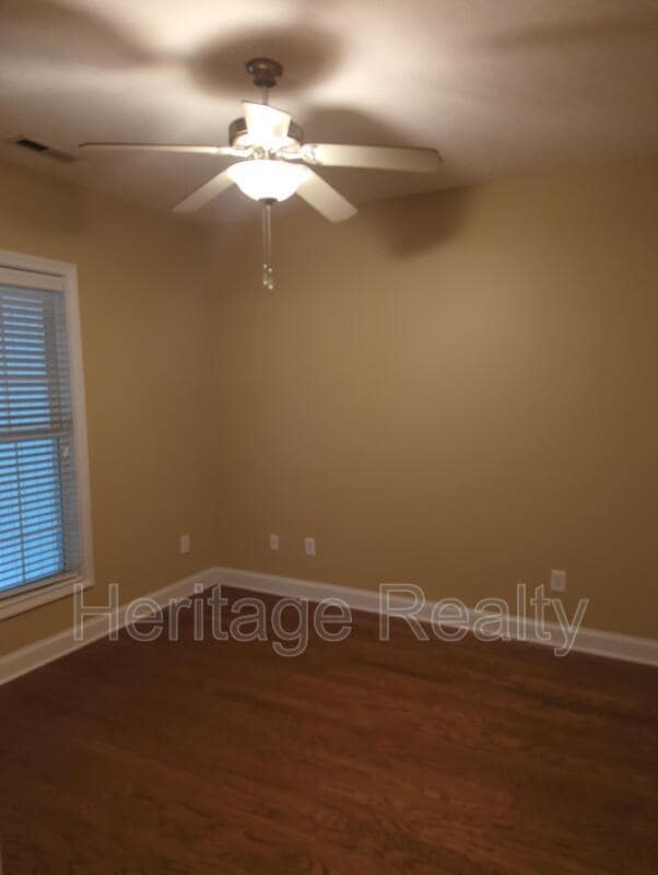 Photo - 655 Yorkland Way
