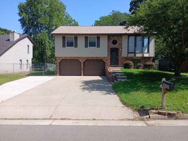 Building Photo - 3 bedrooms, 2 bathrooms, 2 car garage with fenced in yard!