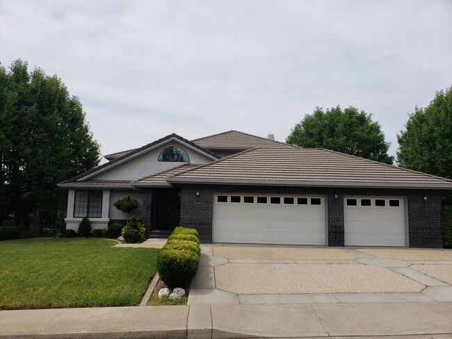 Building Photo - SPACIOUS 4 BED 3 BATH WITH A 3 CAR GARAGE ... Rental