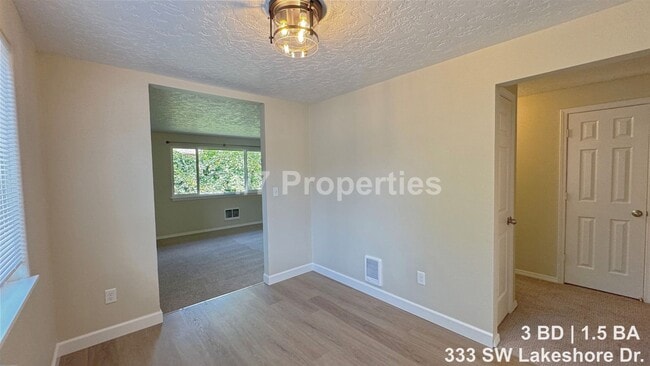 Photo - Freshly Updated 3 BD | 1.5 BA Unit - Downtown Estacada