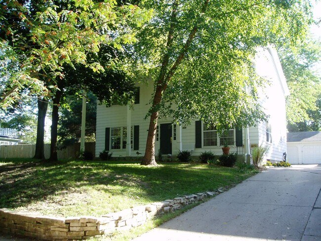 Building Photo - Duplex with the features of a single family house for a lot less!!