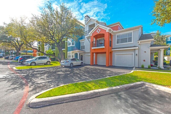 En Reserve at Canyon Creek, los edificios sorprendentemente hermosos con garajes opcionales son un estándar. - Reserve at Canyon Creek