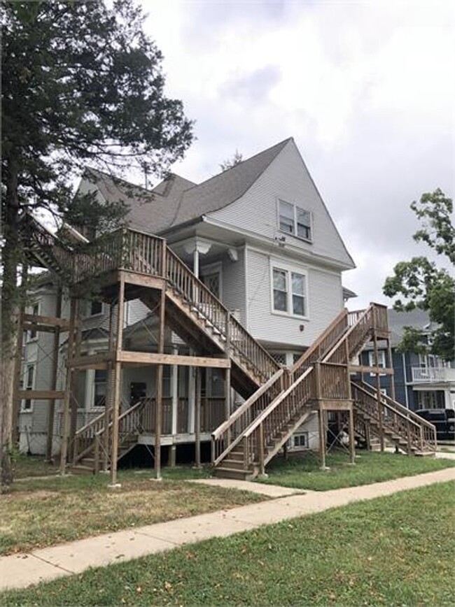 Photo - 702 W Green St Apartment Unit 3