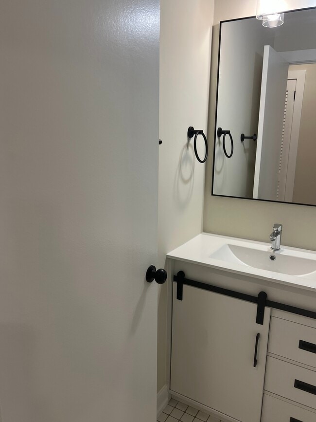 Building Photo - 10381 Dearlove Rd Unit 2A