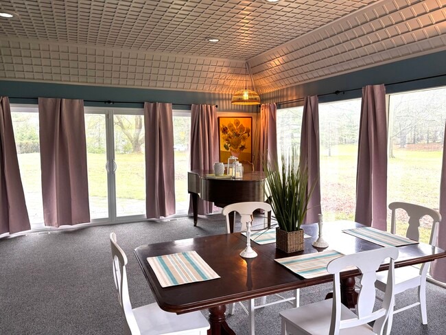 Comedor en el invernadero - 439 Allens Creek Rd