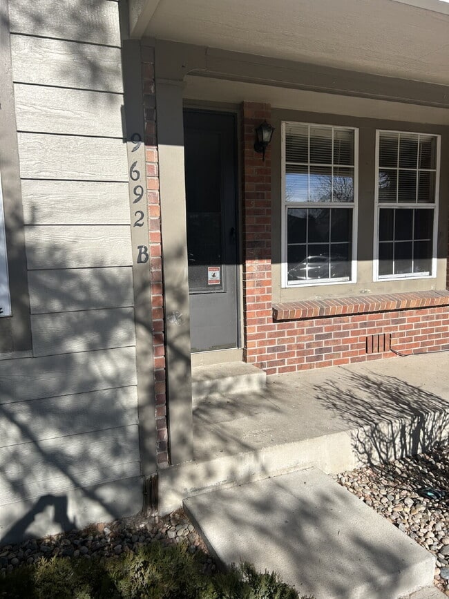 Building Photo - "Charming 2-Bed Condo Retreat with 2.5 Baths in Littleton - 1000 Sq Ft of Comfort!" Unit B