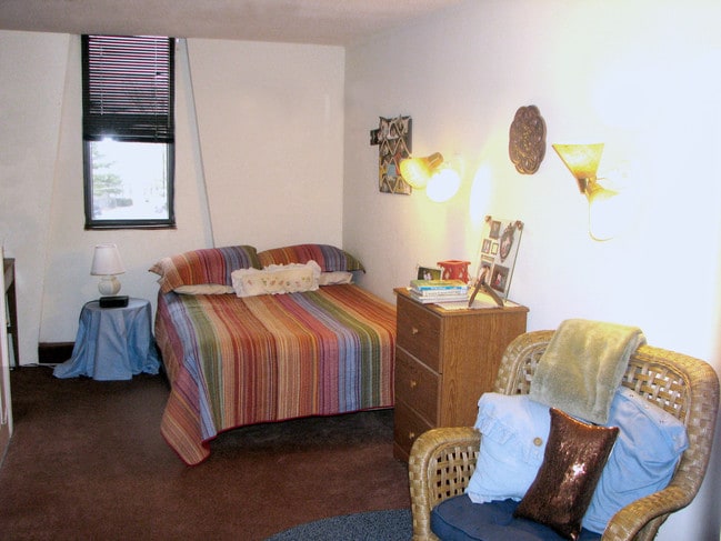 Large bedrooms - 10' x 17' - University Place Apartments