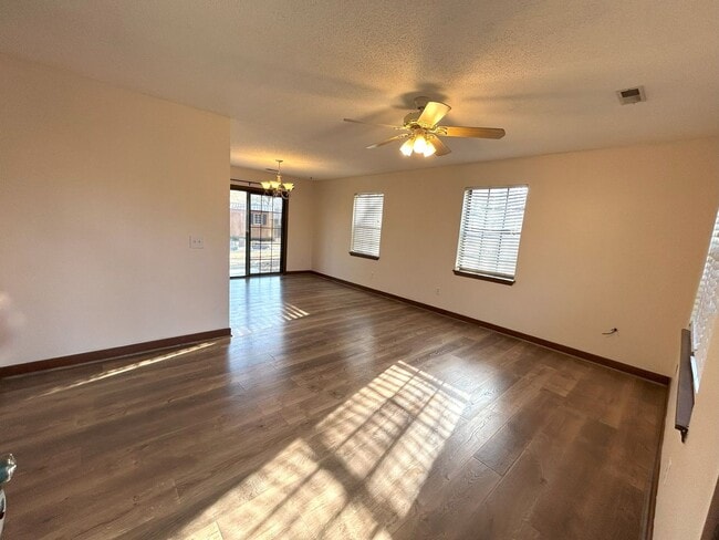 Photo - Charming 3 bedroom, 2 bathroom one level home in Murrayville!