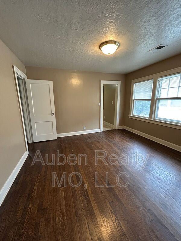 Photo - 5405 Harrison St