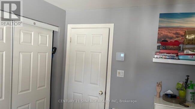 Photo - 725 Concession St