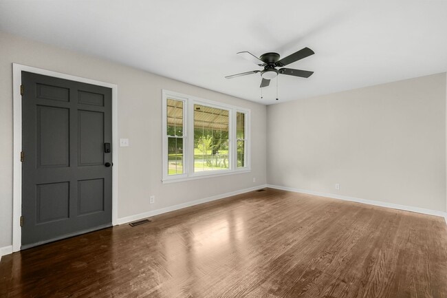 Photo - 3 Bedroom 2 Bath Home For Rent Near Downtown!