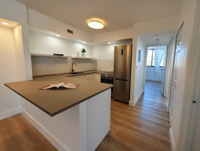 Photo - 2715 Tigertail Ave Unidad Apt 402